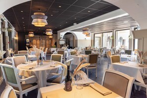 Breakfast, lunch, dinner served; pool views - Hôtel Les 13 Assiettes (Le Val-Saint-Pere)