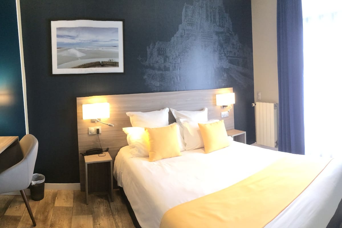 standard double room, 1 bedroom | 1 bedroom, hypo-allergenic bedding, desk, iron/ironing board