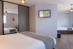 Habitación triple estándar | Ropa de cama hipoalergénica, escritorio, tabla de planchar con plancha