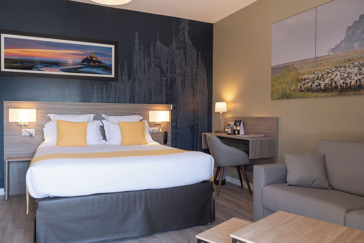 Family Room | Hypo-allergenic bedding, desk, iron/ironing board, free WiFi