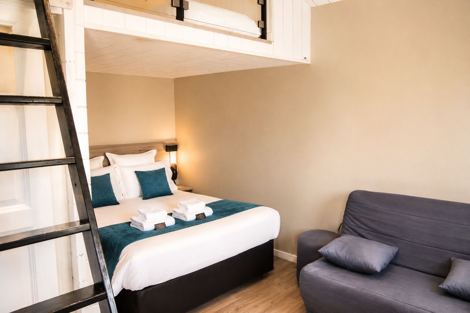 Hypo-allergenic bedding, desk, iron/ironing board, free WiFi
