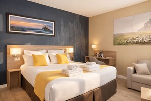 Habitación familiar | Ropa de cama hipoalergénica, escritorio, tabla de planchar con plancha