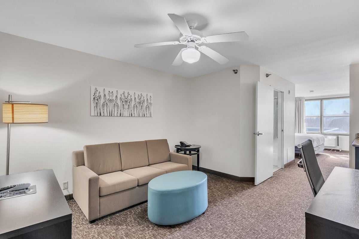 Suite, 1 King-Bett und Schlafsofa, barrierefrei, Nichtraucher