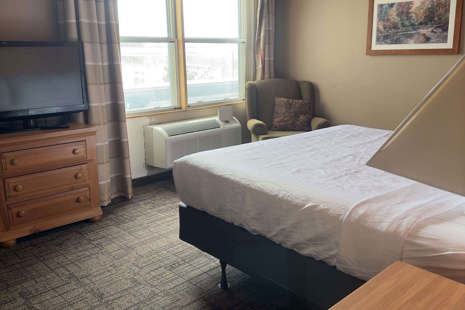 Ropa de cama hipoalergénica y caja de seguridad en la habitación 