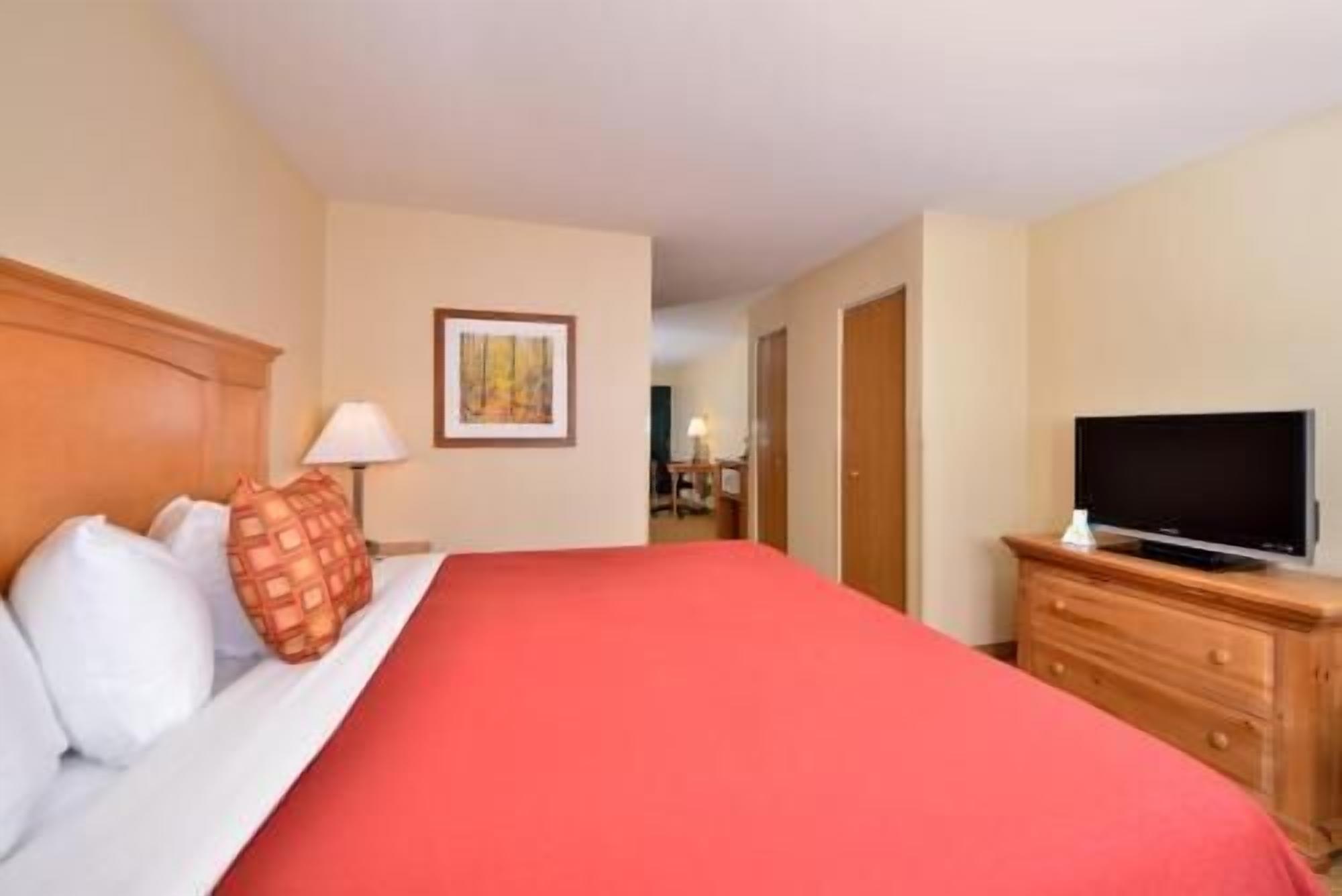 Ropa de cama hipoalergénica y caja de seguridad en la habitación 