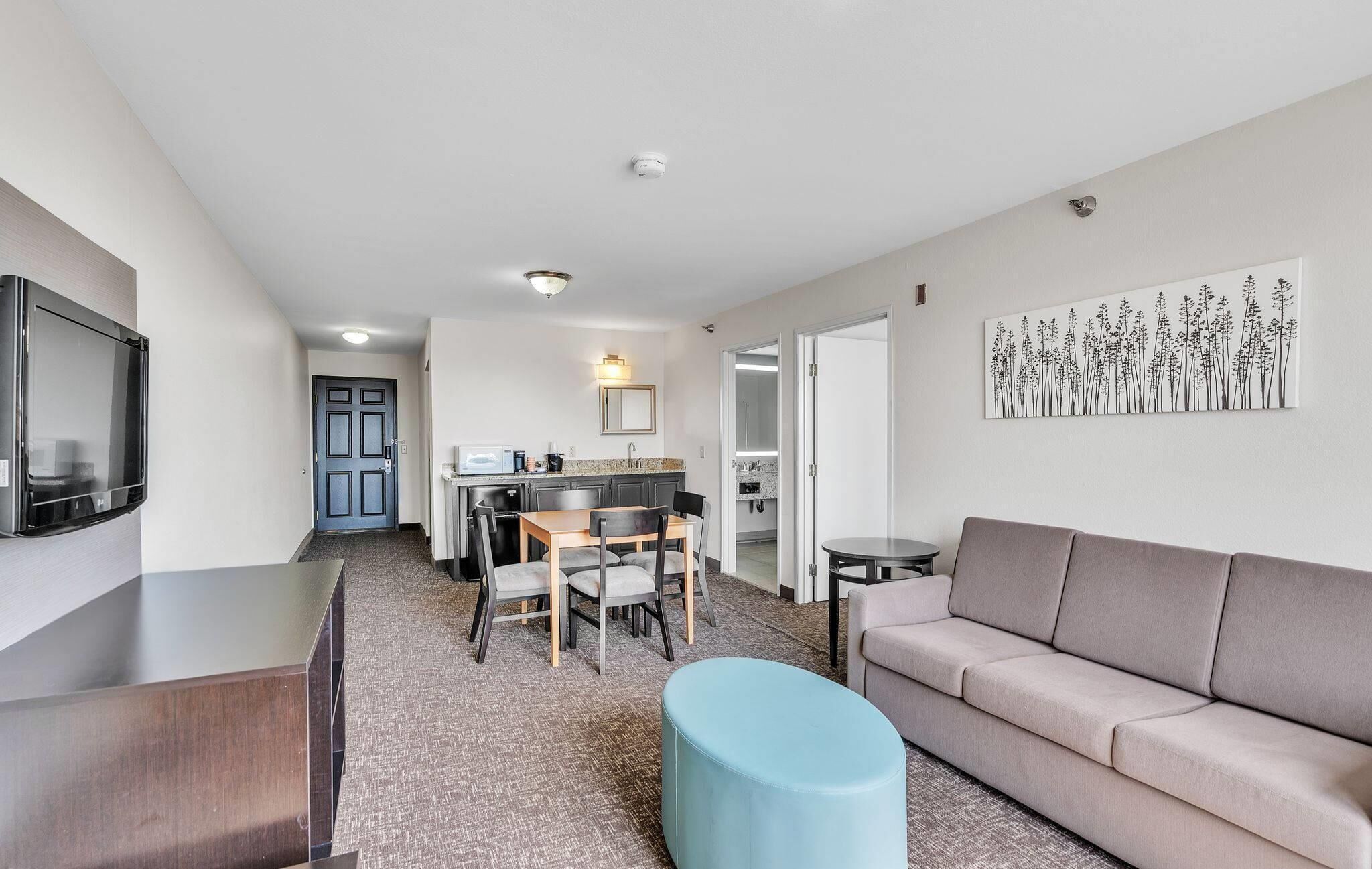 ملاءات للفراش لا تسبب الحساسية وخزنة داخل الغرفة وستائر تعتيم