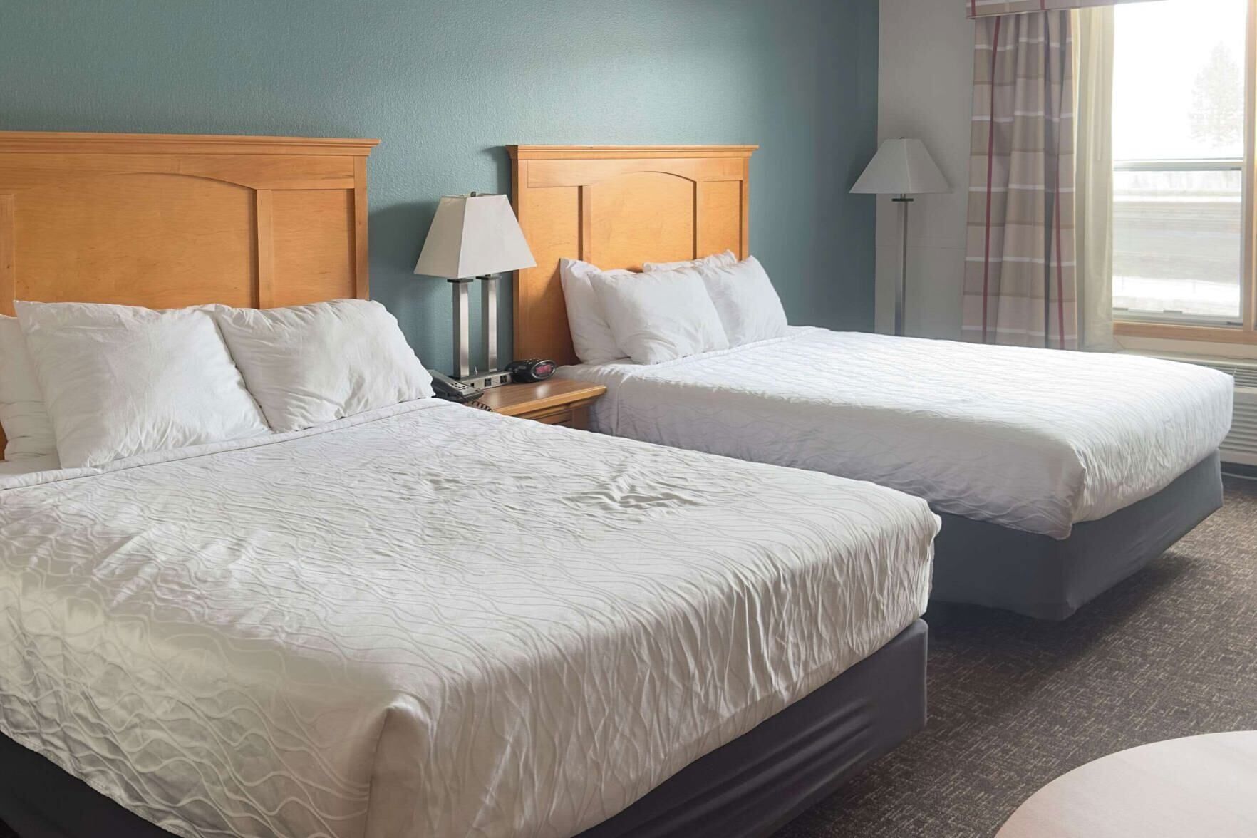 Ropa de cama hipoalergénica y caja de seguridad en la habitación 