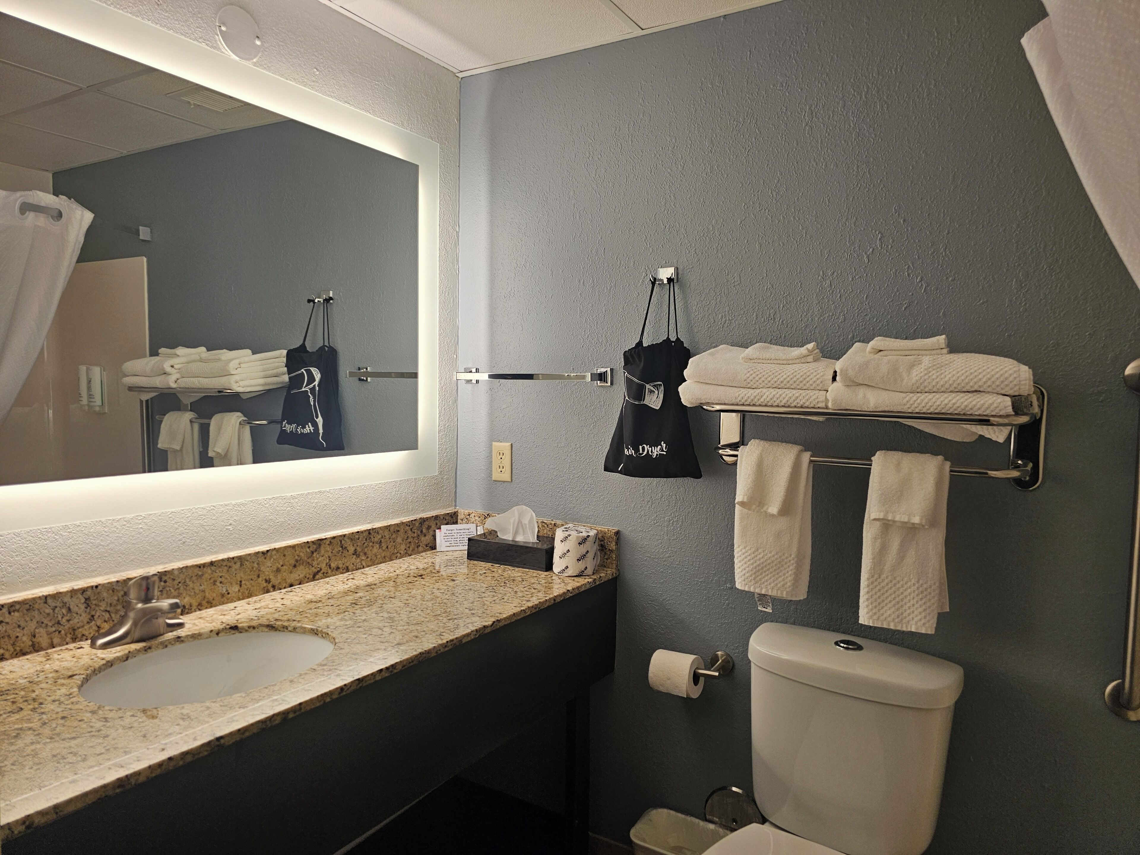 Habitación estándar, 2 camas Queen size, para no fumadores | Baño | Tina con regadera, amenidades de baño gratuitas, secadora de cabello 