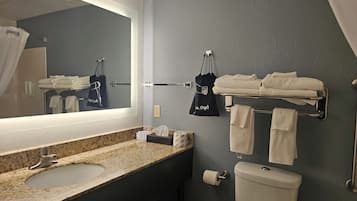 Habitación estándar, 2 camas Queen size, para no fumadores | Baño | Tina con regadera, amenidades de baño gratuitas, secadora de cabello