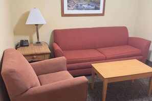 Suite, 1 King-Bett und Schlafsofa, barrierefrei, Nichtraucher | Allergikerbettwaren, Zimmersafe, Verdunkelungsvorhänge