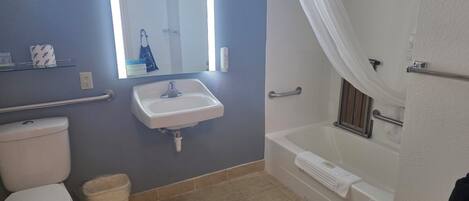 Un baño con inodoro, lavabo y bañera.