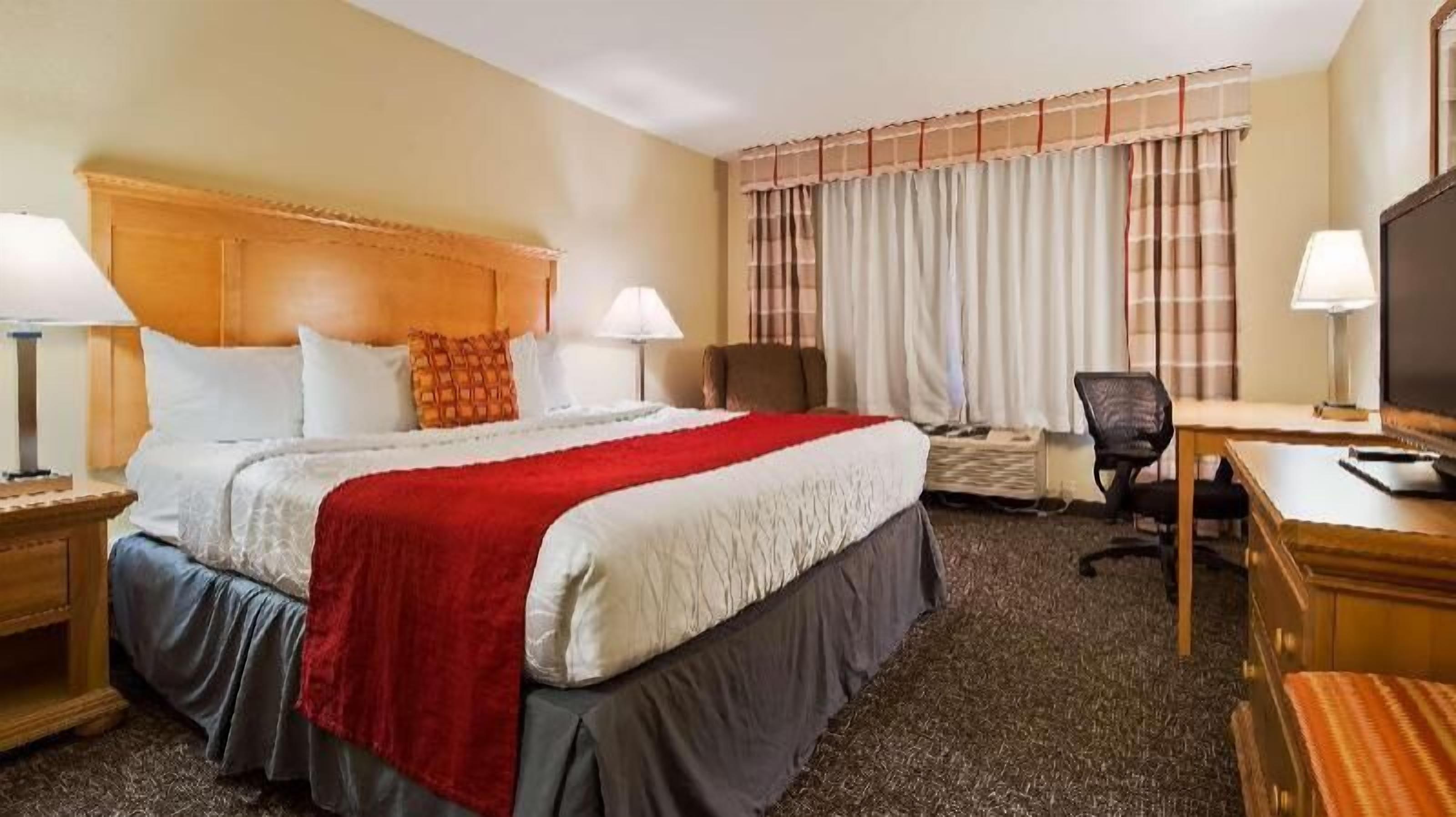 Ropa de cama hipoalergénica y caja de seguridad en la habitación 