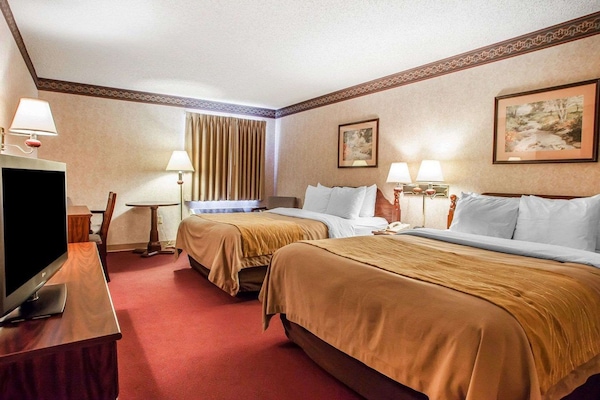 Habitació estàndard, 2 llits de matrimoni, no fumadors | Roba de llit d'alta qualitat, escriptori i habitacions insonoritzades