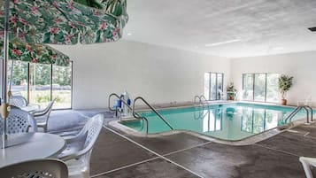 Indoor pool, sun loungers