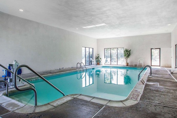 Piscine couverte, chaises longues