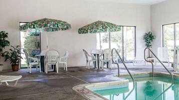 Piscina coperta, lettini