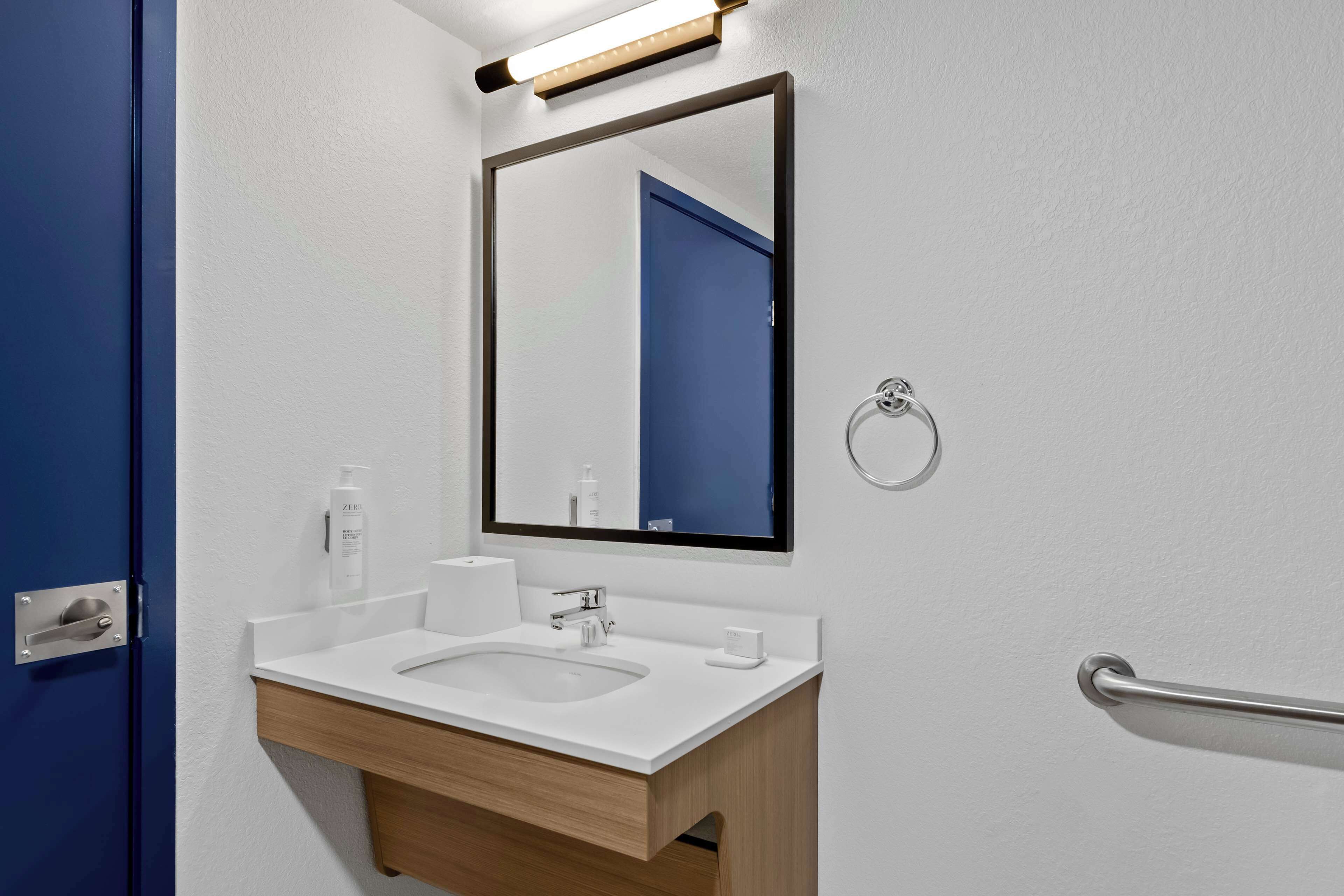 room, 1 king bed, accessible (roll-in shower) | bathroom | combined shower/bathtub, hair dryer, towels