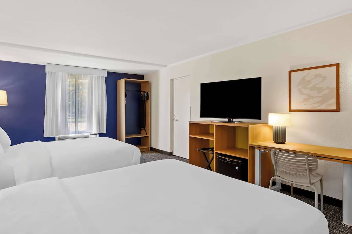 Kamar, 2 Tempat Tidur Queen | Meja kerja, ruang kerja ramah laptop, dan setrika/meja setrika