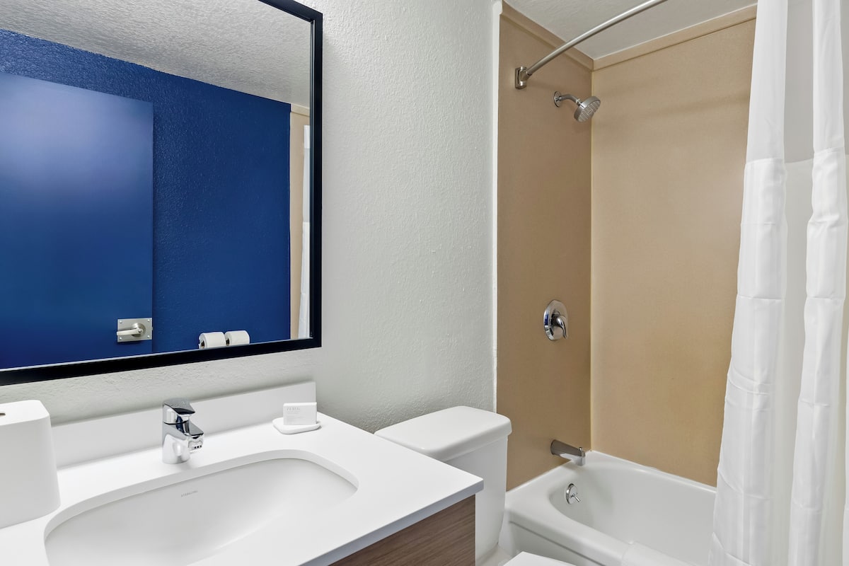 Ducha y bañera combinadas, secador de pelo y toallas