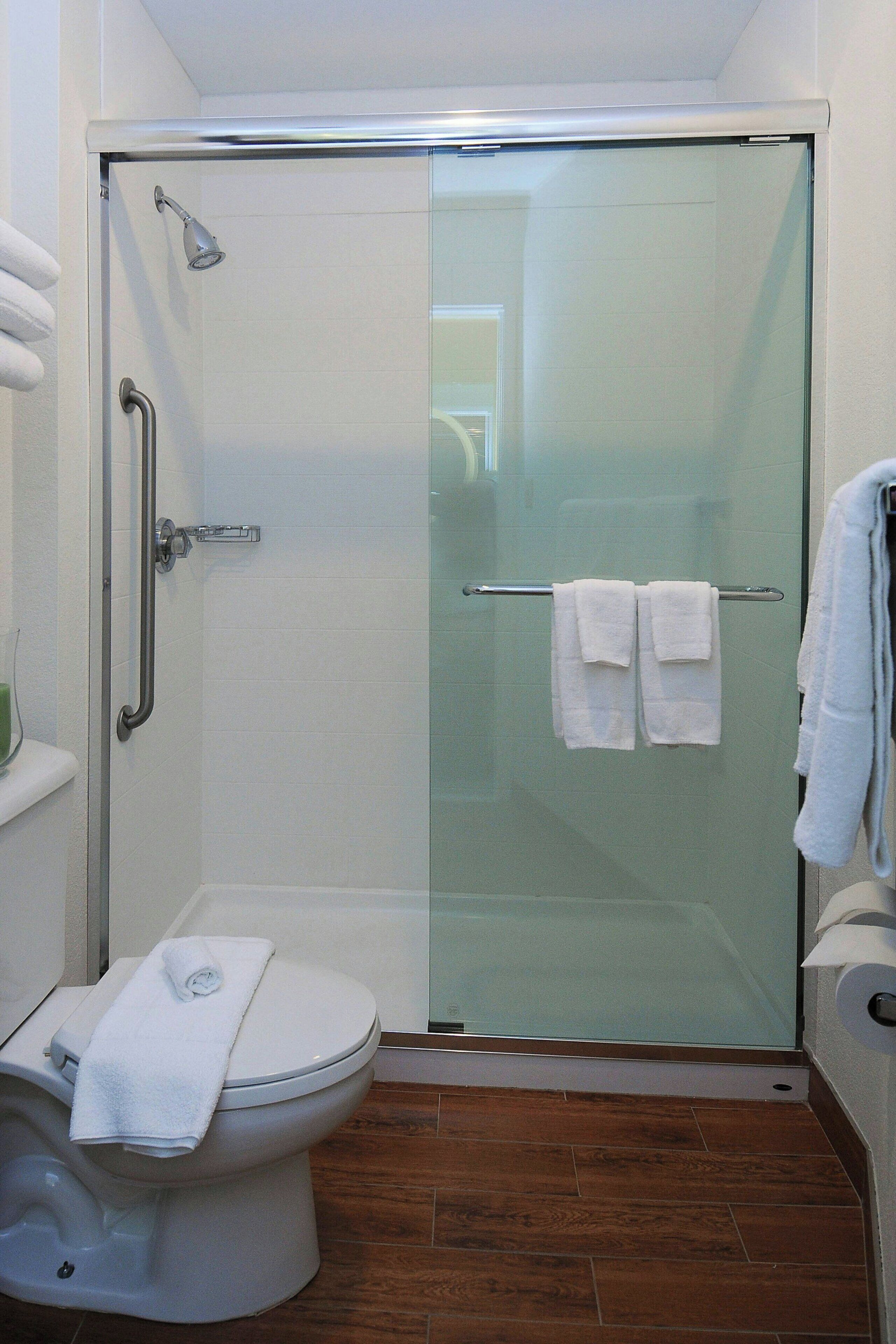 suite, 1 king bed with sofa bed, non smoking | bathroom | combined shower/bathtub, free toiletries, hair dryer, towels