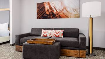 Luxe beddengoed, een bureau, een laptopwerkplek