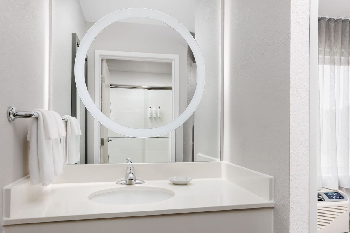 combined shower/bathtub, free toiletries, hair dryer, towels