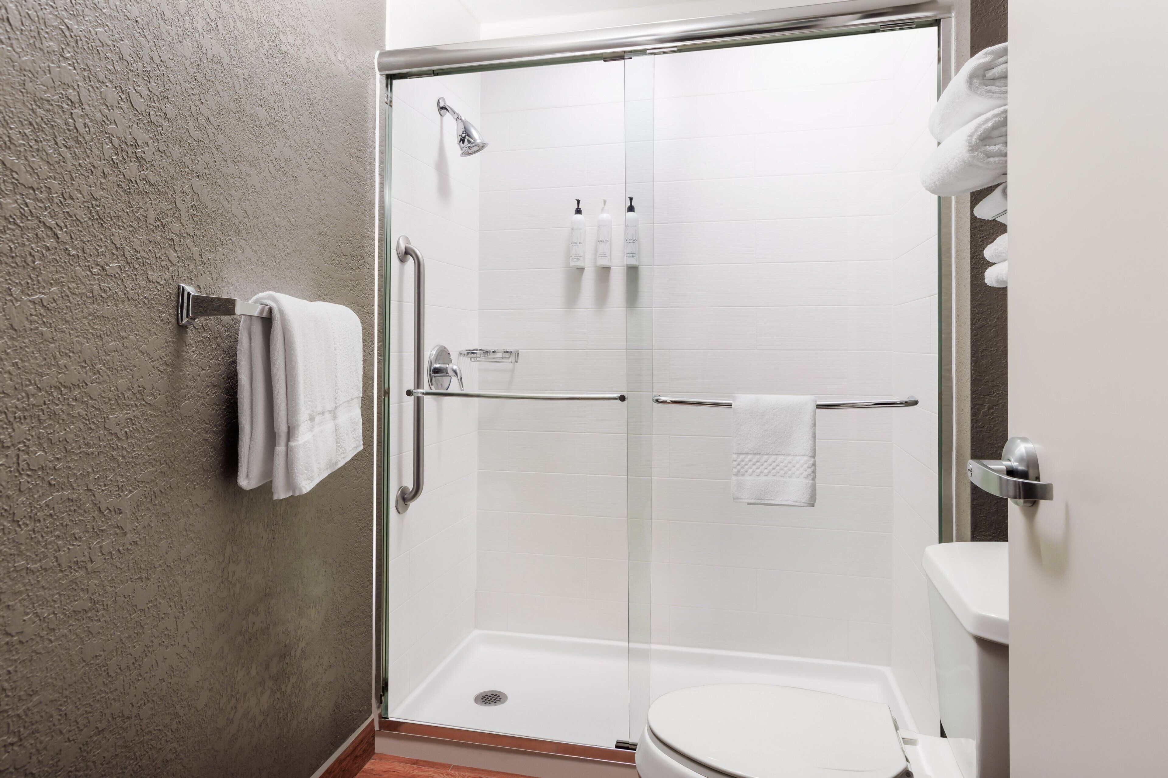 suite, multiple beds, non smoking | bathroom | combined shower/bathtub, free toiletries, hair dryer, towels