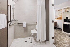 Combined shower/tub, free toiletries, hair dryer, towels - Springhill Suites by Marriott Warwick (West Warwick)