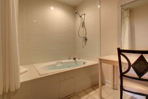 Combined shower/tub, free toiletries, hair dryer, towels