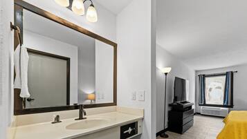 Combined shower/tub, free toiletries, hair dryer, towels