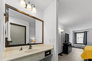 Combined shower/tub, free toiletries, hair dryer, towels