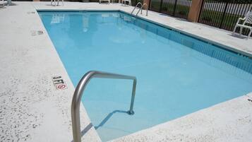 Piscine extérieure (ouverte en saison), chaises longues