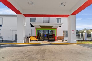 Property entrance - YurZzz Inn (Baxley)