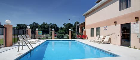 Seasonal outdoor pool, open 9:00 AM to 10:00 PM, pool loungers