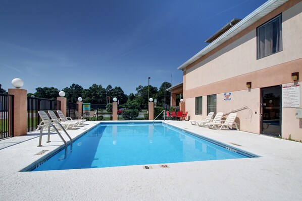 Seasonal outdoor pool, open 9:00 AM to 10:00 PM, pool loungers