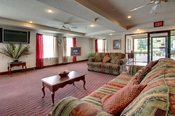 32-inch flat-screen TV with cable channels, TV - YurZzz Inn (Baxley)