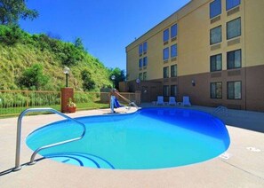 Una piscina al aire libre de temporada