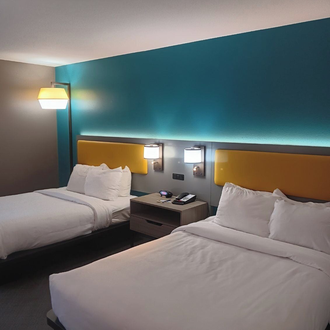 Habitación, 2 camas matrimoniales, con acceso para personas discapacitadas, para no fumadores | Ropa de cama de alta calidad y escritorio 