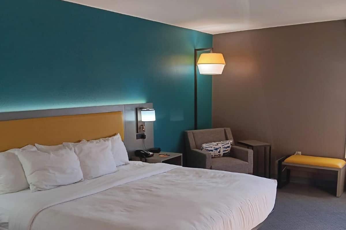 Standard Room, 1 King Bed, Non Smoking | Premium bedding, desk, iron/ironing board, free cots/infant beds