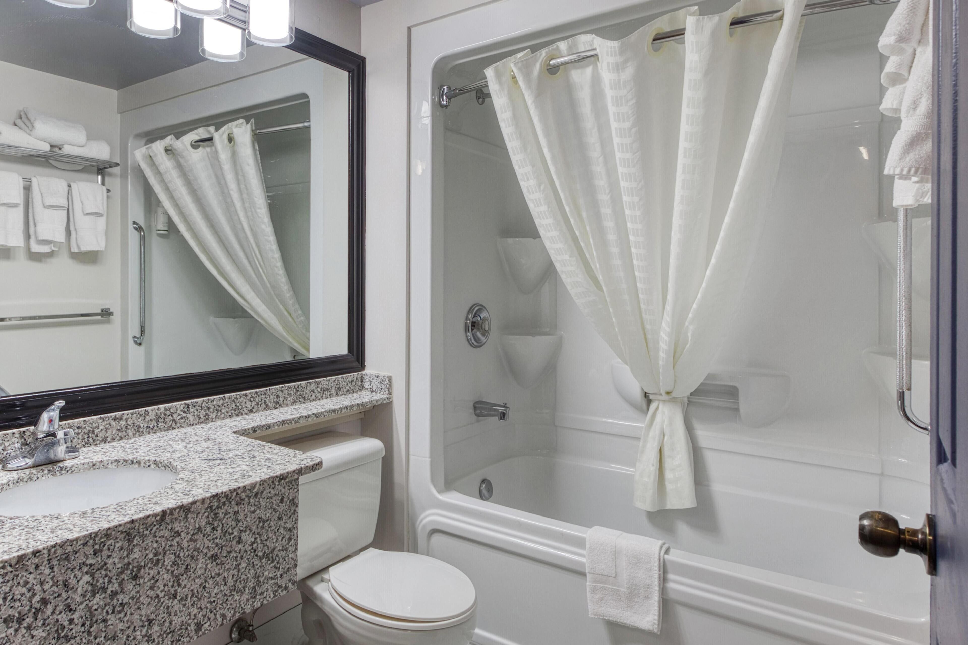 Un baño con lavamanos, inodoro y bañera.