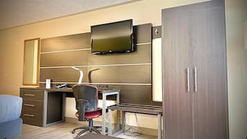Standard Room, 1 King Bed, Non Smoking | In-room safe, desk, laptop workspace, iron/ironing board