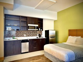 Standard Room, 1 King Bed, Non Smoking, Kitchen