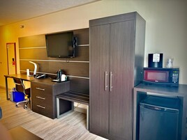 Suite, 1 King Bed with Sofa bed, Non Smoking, Jetted Tub (with Sofabed) | In-room safe, desk, laptop workspace, iron/ironing board