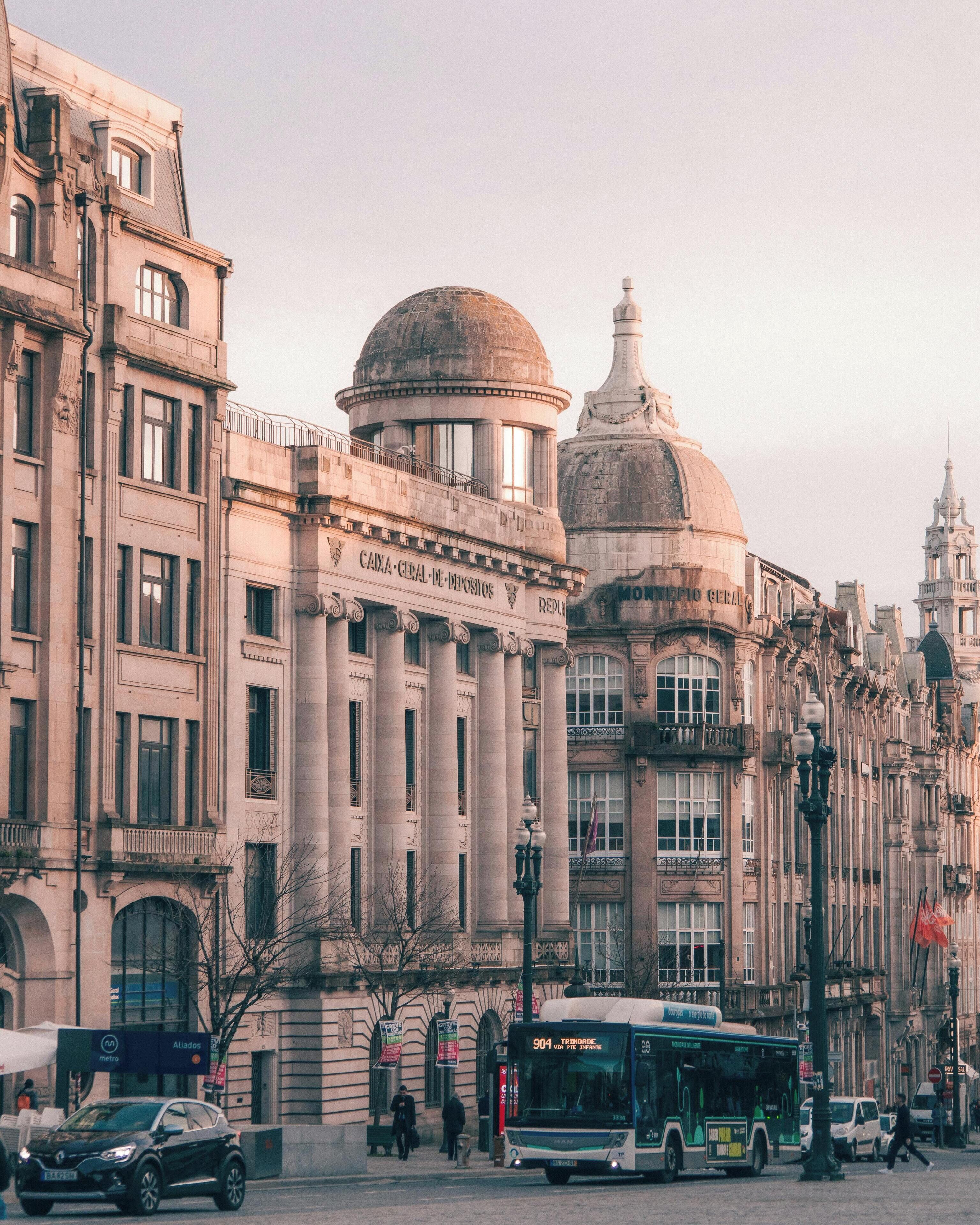 Un edificio histórico con arquitectura clásica, incluyendo columnas y cúpulas.