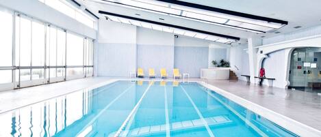 Piscina interna, funciona das 10h às 20h, espreguiçadeiras