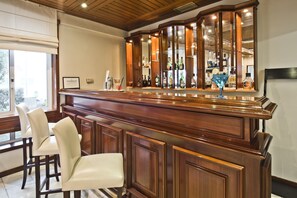 2 bars/lounges