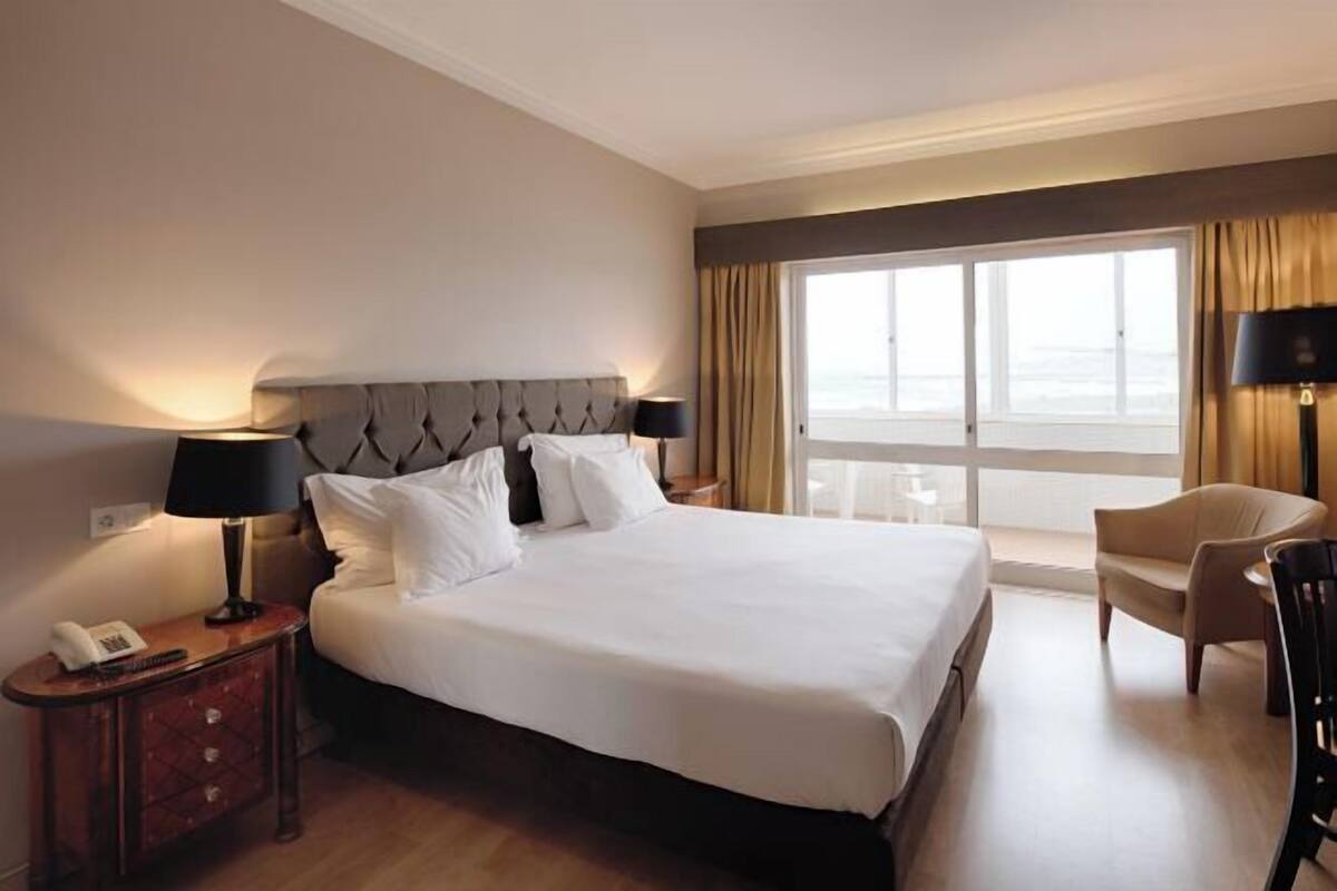 Ropa de cama hipoalergénica, minibar y escritorio