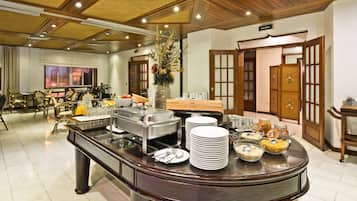 Desayuno buffet (EUR 12 por persona)