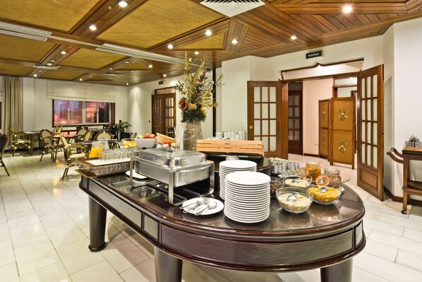 Desayuno buffet (EUR 12 por persona) 