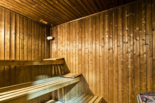 Sauna, 2 treatment rooms, massages